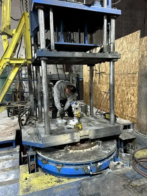 Low pressure casting machine with the holding furnace underneath